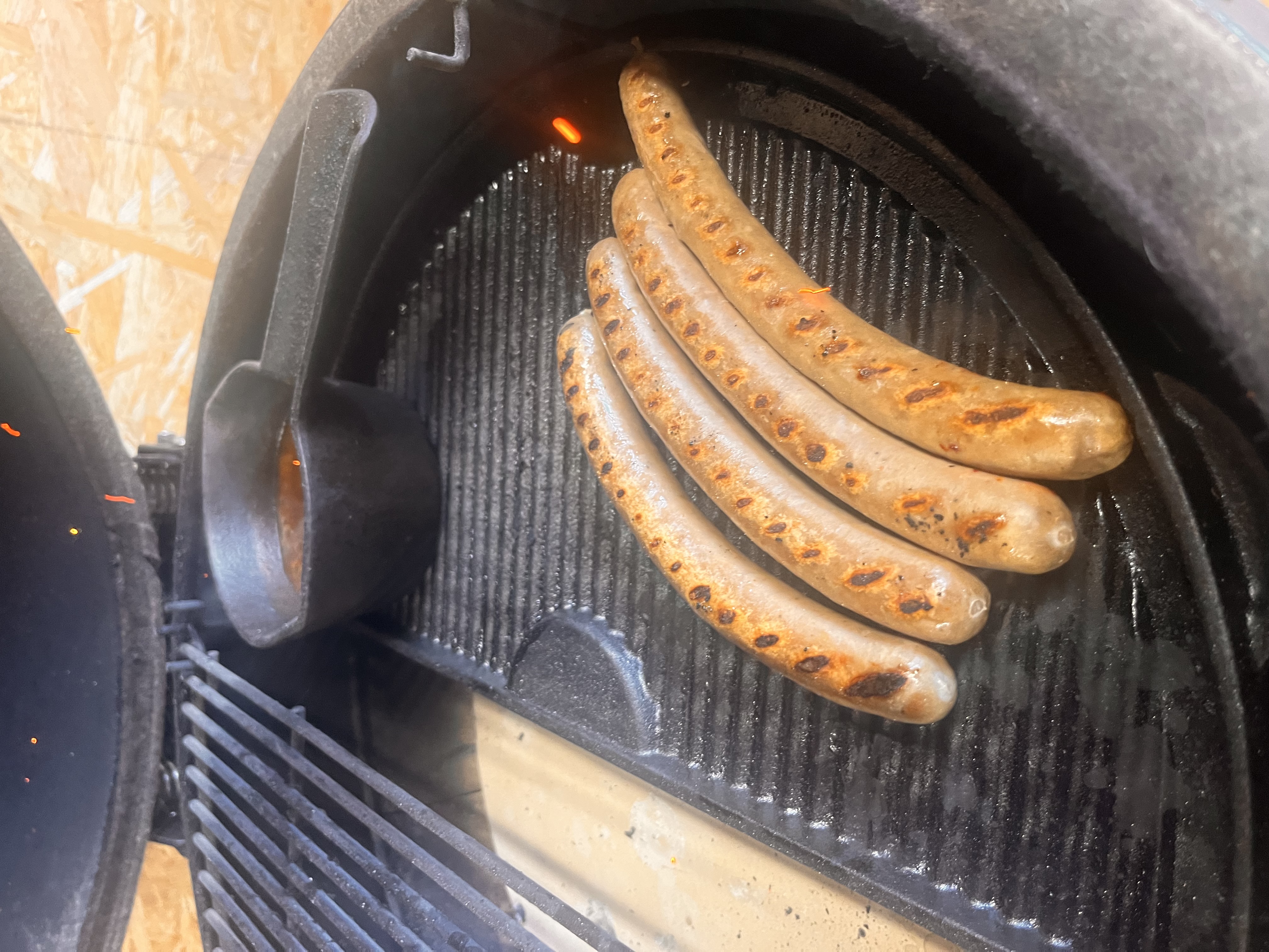 Wildworsten met gegrilde zoete aardappel rode biet en cherry tomaatjes en Jus: